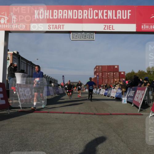 03.10.2025 - Köhlbrandbrückenlauf Matties Gatica Varas http://msf.ph/oto/9165786 03.10.2025 10:00:10 Ziel 1071, 1084, 1247, 1298, 1315, 1405, 1946, 2777, 3378, 3820 meine-sportfotos.de