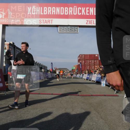 03.10.2025 - Köhlbrandbrückenlauf Matties Gatica Varas http://msf.ph/oto/9165816 03.10.2025 10:00:16 Ziel 1071, 1109, 1237, 1315, 3041, 3820 meine-sportfotos.de