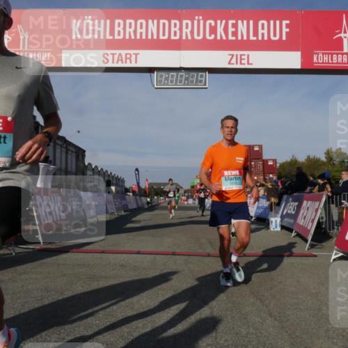 03.10.2025 - Köhlbrandbrückenlauf Matties Gatica Varas http://msf.ph/oto/9165832 03.10.2025 10:00:21 Ziel 1106, 1109, 1237, 3041, 3820 meine-sportfotos.de