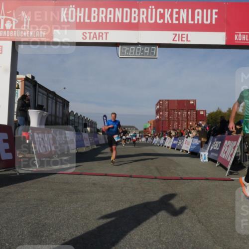 03.10.2025 - Köhlbrandbrückenlauf Matties Gatica Varas http://msf.ph/oto/9165944 03.10.2025 10:00:49 Ziel 1082, 1330, 1553, 1826, 2712, 3307, 3342, 3343, 3651 meine-sportfotos.de