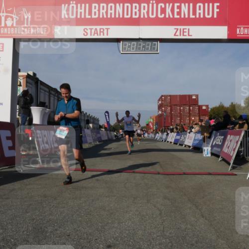 03.10.2025 - Köhlbrandbrückenlauf Matties Gatica Varas http://msf.ph/oto/9166058 03.10.2025 10:01:19 Ziel 1122, 1157, 1176, 1316, 1368, 2940, 3164, 3204, 3817 meine-sportfotos.de