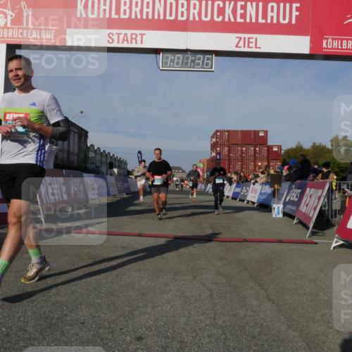 03.10.2025 - Köhlbrandbrückenlauf Matties Gatica Varas http://msf.ph/oto/9166129 03.10.2025 10:01:38 Ziel 1021, 1146, 1279, 1396, 1526, 2979, 3568, 3813 meine-sportfotos.de