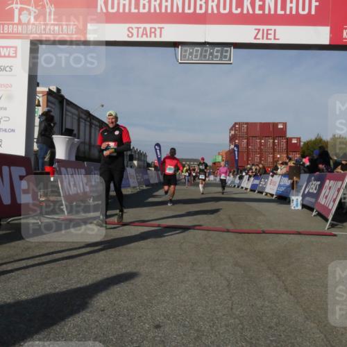 03.10.2025 - Köhlbrandbrückenlauf Matties Gatica Varas http://msf.ph/oto/9166194 03.10.2025 10:01:55 Ziel 1165, 1194, 1273, 1284, 1767, 2889, 3263, 3264, 3403 meine-sportfotos.de