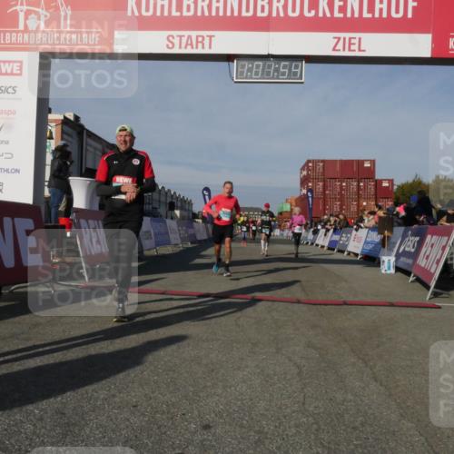03.10.2025 - Köhlbrandbrückenlauf Matties Gatica Varas http://msf.ph/oto/9166195 03.10.2025 10:01:56 Ziel 1165, 1194, 1273, 1284, 1474, 1767, 2889, 3263, 3264 meine-sportfotos.de