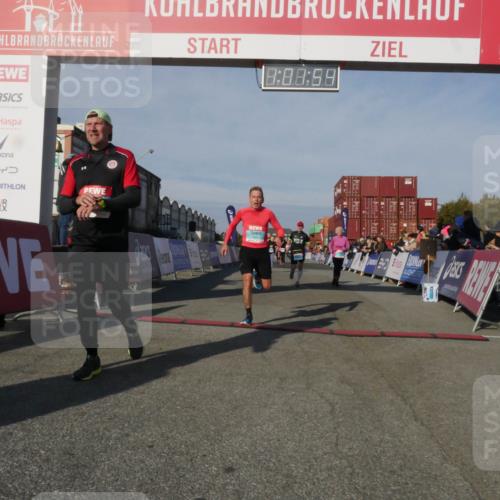 03.10.2025 - Köhlbrandbrückenlauf Matties Gatica Varas http://msf.ph/oto/9166197 03.10.2025 10:01:56 Ziel 1165, 1194, 1273, 1284, 1474, 1767, 2889, 3263, 3264 meine-sportfotos.de