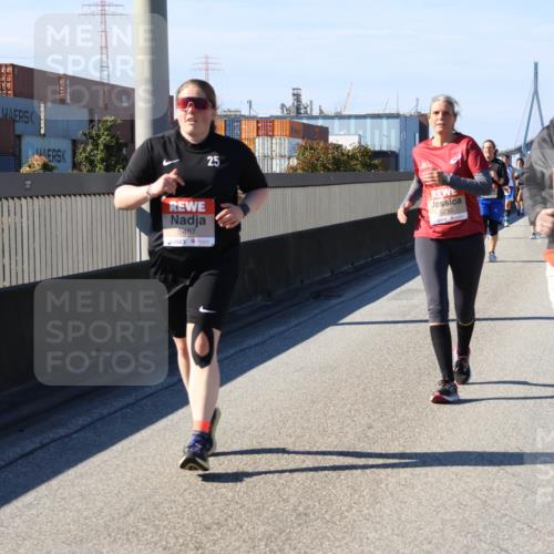 03.10.2025 - Köhlbrandbrückenlauf Strokosch-Dieckow http://msf.ph/oto/9166200 03.10.2025 13:18:16 Position 3 25, 5487, 5230, 5043 meine-sportfotos.de