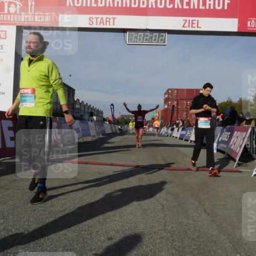 03.10.2025 - Köhlbrandbrückenlauf Matties Gatica Varas http://msf.ph/oto/9166225 03.10.2025 10:02:03 Ziel 1182, 1194, 1273, 1380, 1474, 1504, 1767, 2843, 3118, 3139, 3444 meine-sportfotos.de