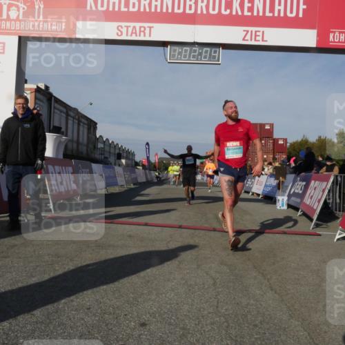 03.10.2025 - Köhlbrandbrückenlauf Matties Gatica Varas http://msf.ph/oto/9166233 03.10.2025 10:02:05 Ziel 1182, 1194, 1273, 1380, 1474, 1504, 2843, 3118, 3139, 3165, 3444 meine-sportfotos.de