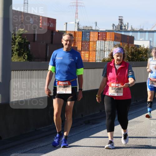 03.10.2025 - Köhlbrandbrückenlauf Strokosch-Dieckow http://msf.ph/oto/9166241 03.10.2025 13:18:27 Position 3 6468, 6469 meine-sportfotos.de