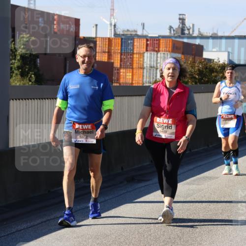 03.10.2025 - Köhlbrandbrückenlauf Strokosch-Dieckow http://msf.ph/oto/9166250 03.10.2025 13:18:27 Position 3 6468, 6469 meine-sportfotos.de