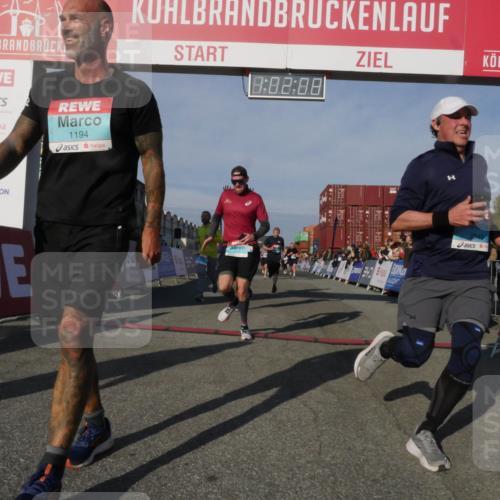 03.10.2025 - Köhlbrandbrückenlauf Matties Gatica Varas http://msf.ph/oto/9166251 03.10.2025 10:02:10 Ziel 1182, 1205, 1280, 1292, 1357, 1380, 1504, 3118, 3139, 3165, 3444, 3495 meine-sportfotos.de