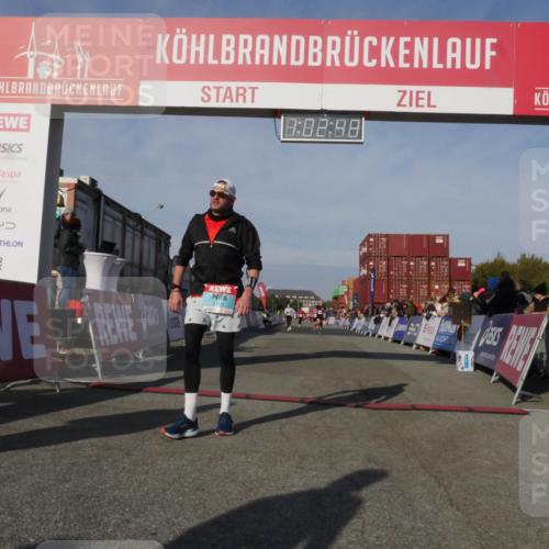 03.10.2025 - Köhlbrandbrückenlauf Matties Gatica Varas http://msf.ph/oto/9166401 03.10.2025 10:02:50 Ziel 1045, 1123, 3227 meine-sportfotos.de