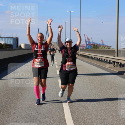 03.10.2025 - Köhlbrandbrückenlauf Strokosch-Dieckow http://msf.ph/oto/9166429 03.10.2025 13:19:45 Position 3 6135, 6134 meine-sportfotos.de