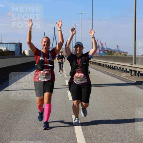 03.10.2025 - Köhlbrandbrückenlauf Strokosch-Dieckow http://msf.ph/oto/9166441 03.10.2025 13:19:46 Position 3 6135, 6134 meine-sportfotos.de