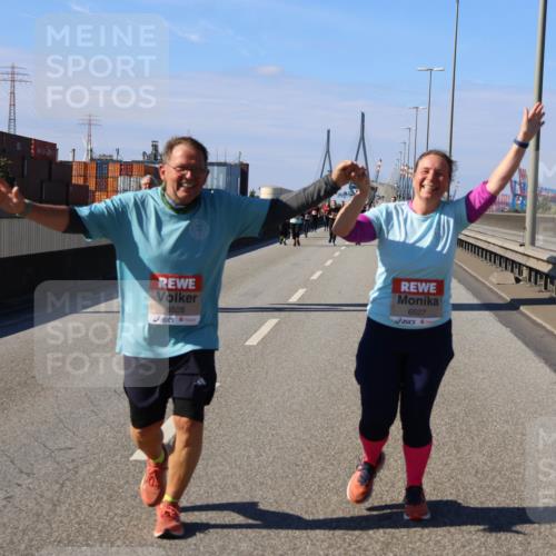 03.10.2025 - Köhlbrandbrückenlauf Strokosch-Dieckow http://msf.ph/oto/9166541 03.10.2025 13:20:33 Position 3 6528, 6527 meine-sportfotos.de