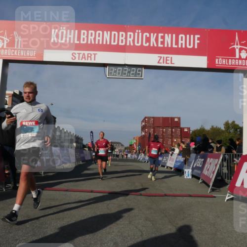 03.10.2025 - Köhlbrandbrückenlauf Matties Gatica Varas http://msf.ph/oto/9166542 03.10.2025 10:03:27 Ziel 1207, 1274, 1682, 1808, 1864, 2944, 2995, 2998, 3066, 3498, 3731 meine-sportfotos.de