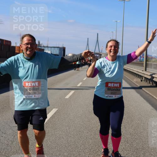 03.10.2025 - Köhlbrandbrückenlauf Strokosch-Dieckow http://msf.ph/oto/9166556 03.10.2025 13:20:33 Position 3 6528, 6527 meine-sportfotos.de
