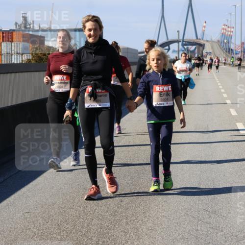 03.10.2025 - Köhlbrandbrückenlauf Strokosch-Dieckow http://msf.ph/oto/9166641 03.10.2025 13:21:01 Position 3 5559, 5905, 5904 meine-sportfotos.de
