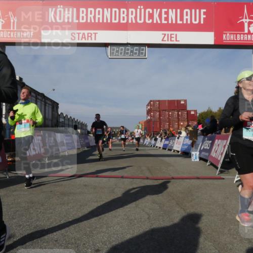03.10.2025 - Köhlbrandbrückenlauf Matties Gatica Varas http://msf.ph/oto/9166644 03.10.2025 10:03:55 Ziel 1039, 1216, 1309, 3138, 3236, 3462, 3465, 3659, 3804, 3821 meine-sportfotos.de
