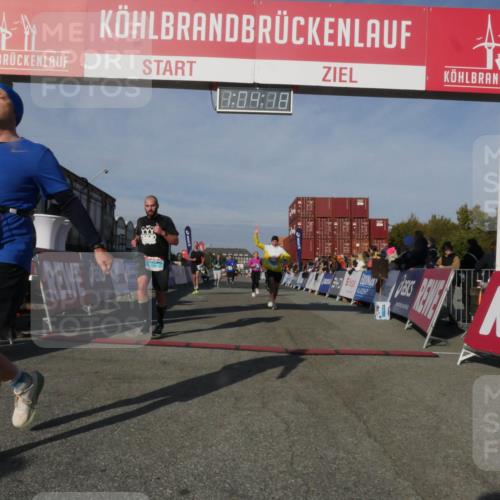 03.10.2025 - Köhlbrandbrückenlauf Matties Gatica Varas http://msf.ph/oto/9166732 03.10.2025 10:04:19 Ziel 1056, 1245, 1370, 1533, 1702, 2323, 2791, 3067, 3766, 3830 meine-sportfotos.de