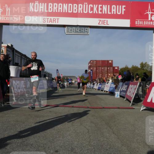 03.10.2025 - Köhlbrandbrückenlauf Matties Gatica Varas http://msf.ph/oto/9166734 03.10.2025 10:04:20 Ziel 1056, 1245, 1370, 1533, 1702, 2323, 3067, 3766, 3830 meine-sportfotos.de