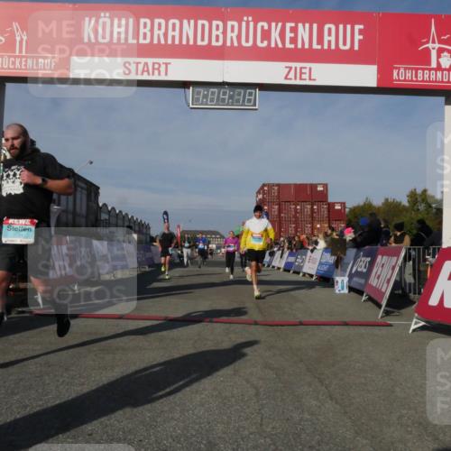 03.10.2025 - Köhlbrandbrückenlauf Matties Gatica Varas http://msf.ph/oto/9166736 03.10.2025 10:04:20 Ziel 1056, 1245, 1370, 1533, 1702, 2323, 3067, 3766, 3830 meine-sportfotos.de