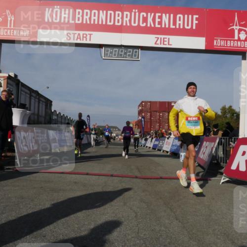 03.10.2025 - Köhlbrandbrückenlauf Matties Gatica Varas http://msf.ph/oto/9166740 03.10.2025 10:04:22 Ziel 1056, 1177, 1245, 1370, 1533, 2323, 3067, 3766, 3830 meine-sportfotos.de