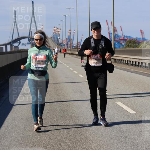 03.10.2025 - Köhlbrandbrückenlauf Strokosch-Dieckow http://msf.ph/oto/9166769 03.10.2025 13:21:58 Position 3 5635, 5636 meine-sportfotos.de