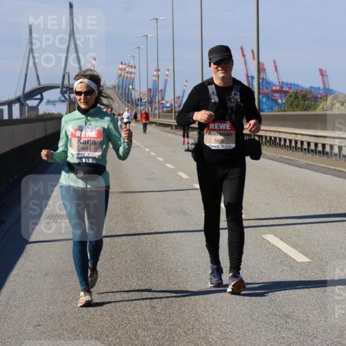 03.10.2025 - Köhlbrandbrückenlauf Strokosch-Dieckow http://msf.ph/oto/9166772 03.10.2025 13:21:58 Position 3 5635, 5636 meine-sportfotos.de
