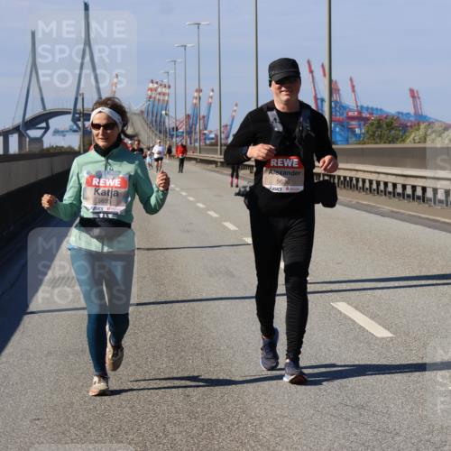 03.10.2025 - Köhlbrandbrückenlauf Strokosch-Dieckow http://msf.ph/oto/9166774 03.10.2025 13:21:59 Position 3 5635, 4, 5636 meine-sportfotos.de