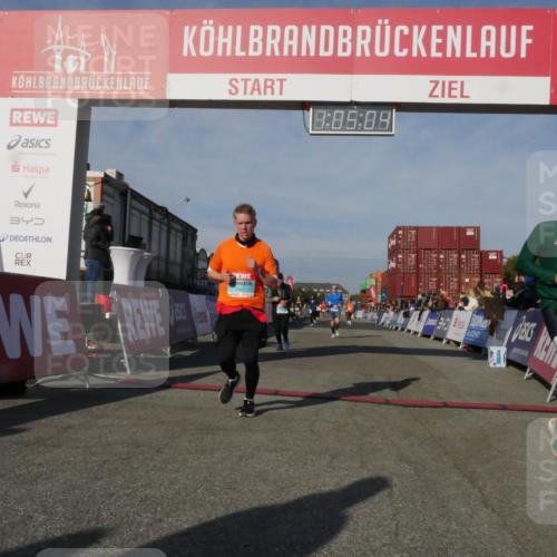 03.10.2025 - Köhlbrandbrückenlauf Matties Gatica Varas http://msf.ph/oto/9166903 03.10.2025 10:05:06 Ziel 1211, 1302, 1346, 1406, 1457, 1477, 1944, 2920, 3409, 3741 meine-sportfotos.de