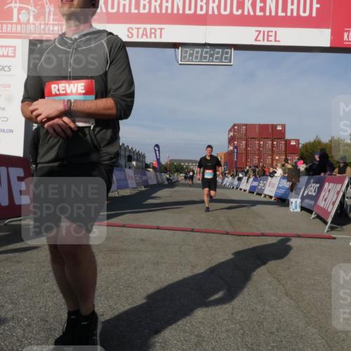 03.10.2025 - Köhlbrandbrückenlauf Matties Gatica Varas http://msf.ph/oto/9166969 03.10.2025 10:05:23 Ziel 1239, 2084, 2661, 3842 meine-sportfotos.de