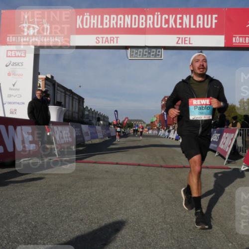 03.10.2025 - Köhlbrandbrückenlauf Matties Gatica Varas http://msf.ph/oto/9166995 03.10.2025 10:05:31 Ziel 1385, 2084, 3679, 3842 meine-sportfotos.de