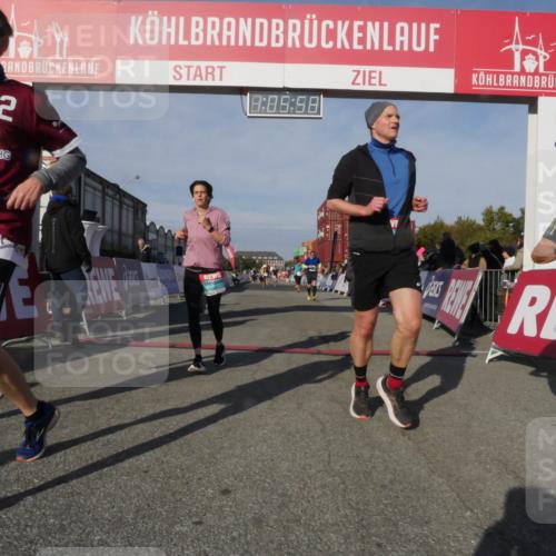 03.10.2025 - Köhlbrandbrückenlauf Matties Gatica Varas http://msf.ph/oto/9167105 03.10.2025 10:05:59 Ziel 1132, 1242, 1424, 1428, 1626, 2913, 3053, 3333 meine-sportfotos.de