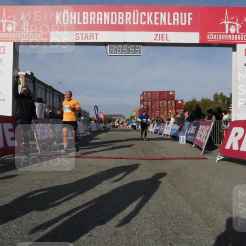 03.10.2025 - Köhlbrandbrückenlauf Matties Gatica Varas http://msf.ph/oto/9167111 03.10.2025 10:06:01 Ziel 1132, 1242, 1333, 1352, 1356, 1428, 1505, 1626, 2913, 3053, 3333 meine-sportfotos.de