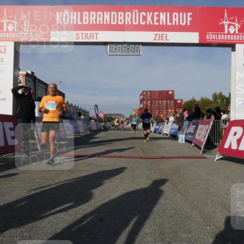 03.10.2025 - Köhlbrandbrückenlauf Matties Gatica Varas http://msf.ph/oto/9167113 03.10.2025 10:06:01 Ziel 1132, 1242, 1333, 1352, 1356, 1428, 1505, 1626, 2913, 3053, 3333 meine-sportfotos.de