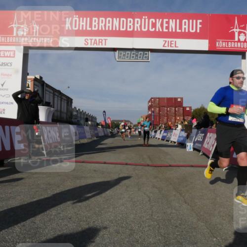 03.10.2025 - Köhlbrandbrückenlauf Matties Gatica Varas http://msf.ph/oto/9167122 03.10.2025 10:06:04 Ziel 1242, 1333, 1352, 1356, 1397, 1505, 1626, 2913, 3053, 3333, 3764 meine-sportfotos.de