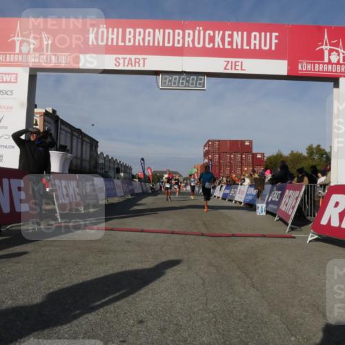 03.10.2025 - Köhlbrandbrückenlauf Matties Gatica Varas http://msf.ph/oto/9167123 03.10.2025 10:06:04 Ziel 1242, 1333, 1352, 1356, 1397, 1505, 1626, 2913, 3053, 3333, 3764 meine-sportfotos.de