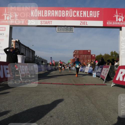 03.10.2025 - Köhlbrandbrückenlauf Matties Gatica Varas http://msf.ph/oto/9167125 03.10.2025 10:06:05 Ziel 1242, 1299, 1333, 1352, 1356, 1397, 1505, 1626, 2913, 3053, 3333, 3764 meine-sportfotos.de