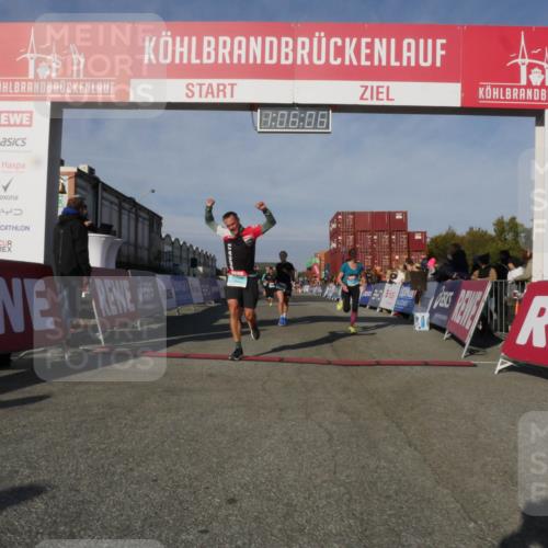 03.10.2025 - Köhlbrandbrückenlauf Matties Gatica Varas http://msf.ph/oto/9167135 03.10.2025 10:06:08 Ziel 1199, 1242, 1299, 1333, 1352, 1356, 1397, 1505, 1626, 3333, 3563, 3764 meine-sportfotos.de