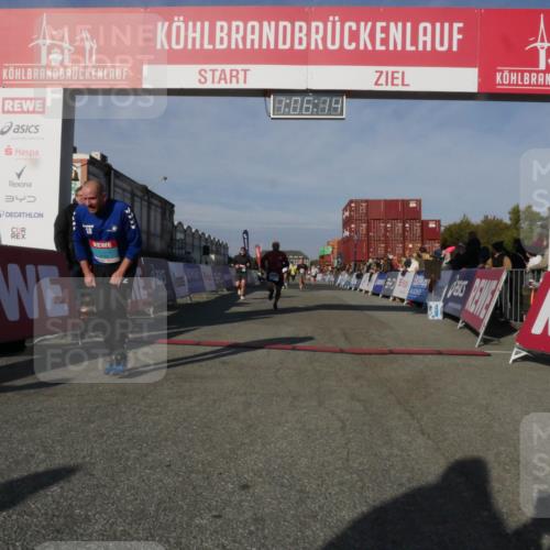 03.10.2025 - Köhlbrandbrückenlauf Matties Gatica Varas http://msf.ph/oto/9167170 03.10.2025 10:06:16 Ziel 1100, 1152, 1199, 1255, 1299, 1402, 1445, 3228, 3233, 3563, 3625 meine-sportfotos.de