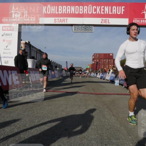 03.10.2025 - Köhlbrandbrückenlauf Matties Gatica Varas http://msf.ph/oto/9167185 03.10.2025 10:06:20 Ziel 1100, 1152, 1199, 1255, 1402, 1445, 3228, 3233, 3492, 3625, 3656 meine-sportfotos.de