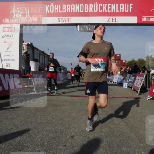 03.10.2025 - Köhlbrandbrückenlauf Matties Gatica Varas http://msf.ph/oto/9167256 03.10.2025 10:06:38 Ziel 1066, 2431, 2793, 3016, 3188, 3481 meine-sportfotos.de