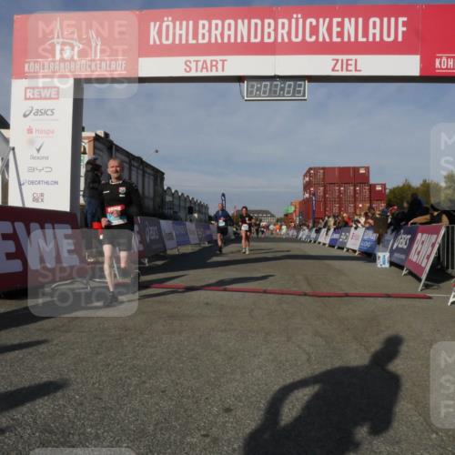 03.10.2025 - Köhlbrandbrückenlauf Matties Gatica Varas http://msf.ph/oto/9167324 03.10.2025 10:07:05 Ziel 1301, 1412, 1496, 1582, 1628, 1730, 2671, 2981, 2983, 3585 meine-sportfotos.de
