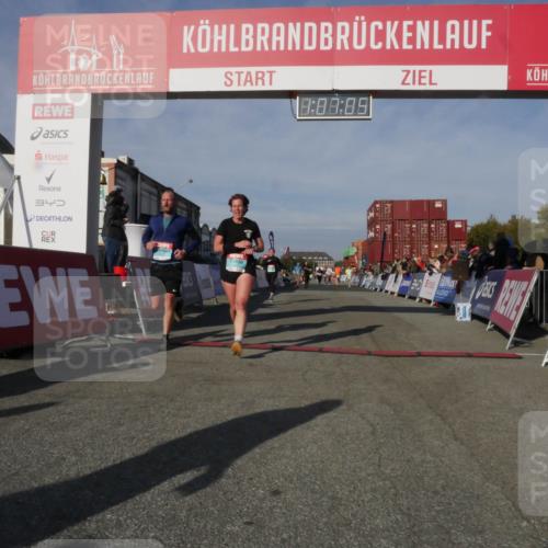 03.10.2025 - Köhlbrandbrückenlauf Matties Gatica Varas http://msf.ph/oto/9167329 03.10.2025 10:07:07 Ziel 1301, 1412, 1496, 1582, 1628, 1730, 2671, 2794, 2903, 2981, 2983, 3585 meine-sportfotos.de