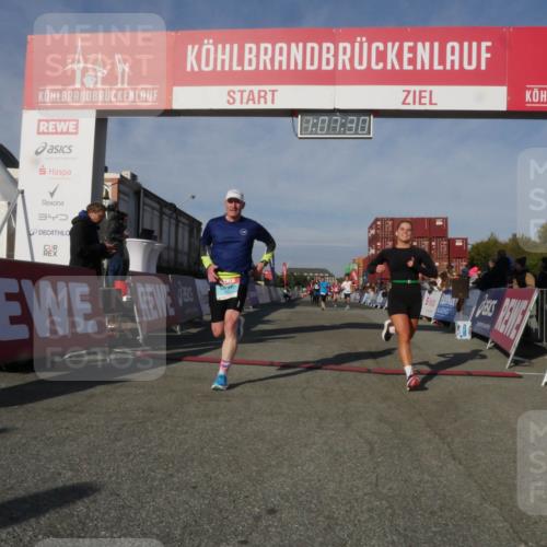 03.10.2025 - Köhlbrandbrückenlauf Matties Gatica Varas http://msf.ph/oto/9167381 03.10.2025 10:07:32 Ziel 1148, 1410, 1774, 2696, 2761, 3300, 3425, 3426 meine-sportfotos.de