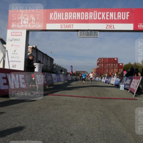 03.10.2025 - Köhlbrandbrückenlauf Matties Gatica Varas http://msf.ph/oto/9167385 03.10.2025 10:07:34 Ziel 1410, 1532, 1764, 1774, 1886, 2696, 2761, 3425, 3426, 3497 meine-sportfotos.de