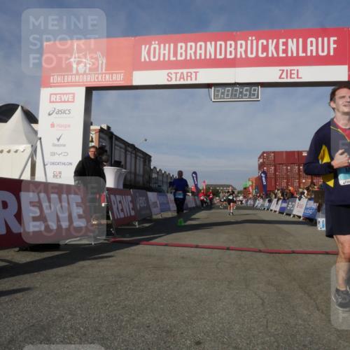 03.10.2025 - Köhlbrandbrückenlauf Matties Gatica Varas http://msf.ph/oto/9167440 03.10.2025 10:08:01 Ziel 1335, 1699, 1716, 2733, 3217, 3272, 3683, 3684 meine-sportfotos.de