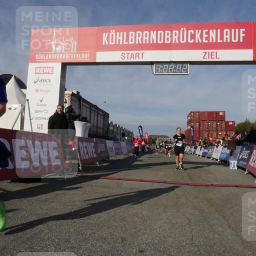 03.10.2025 - Köhlbrandbrückenlauf Matties Gatica Varas http://msf.ph/oto/9167446 03.10.2025 10:08:04 Ziel 1335, 1395, 1699, 1716, 1833, 2733, 3272, 3683, 3684 meine-sportfotos.de
