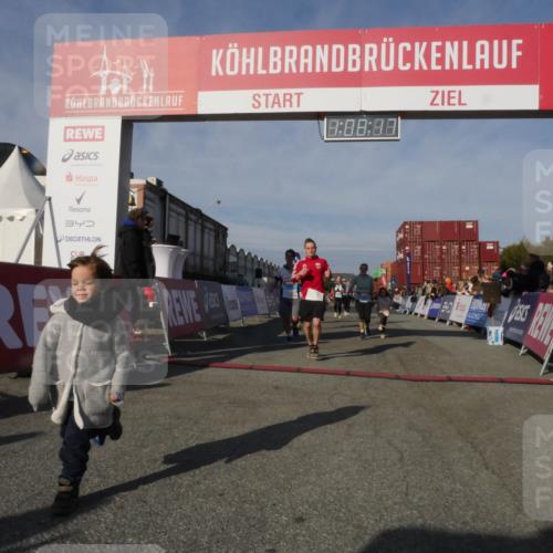 03.10.2025 - Köhlbrandbrückenlauf Matties Gatica Varas http://msf.ph/oto/9167477 03.10.2025 10:08:19 Ziel 1319, 1407, 1516, 2026, 3278, 3309, 3361, 3362, 3569, 3734, 3797 meine-sportfotos.de